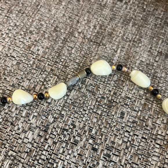 ❣️Boutique Handmade Shell Leaf Accent Necklace❣️ - Picture 5 of 5